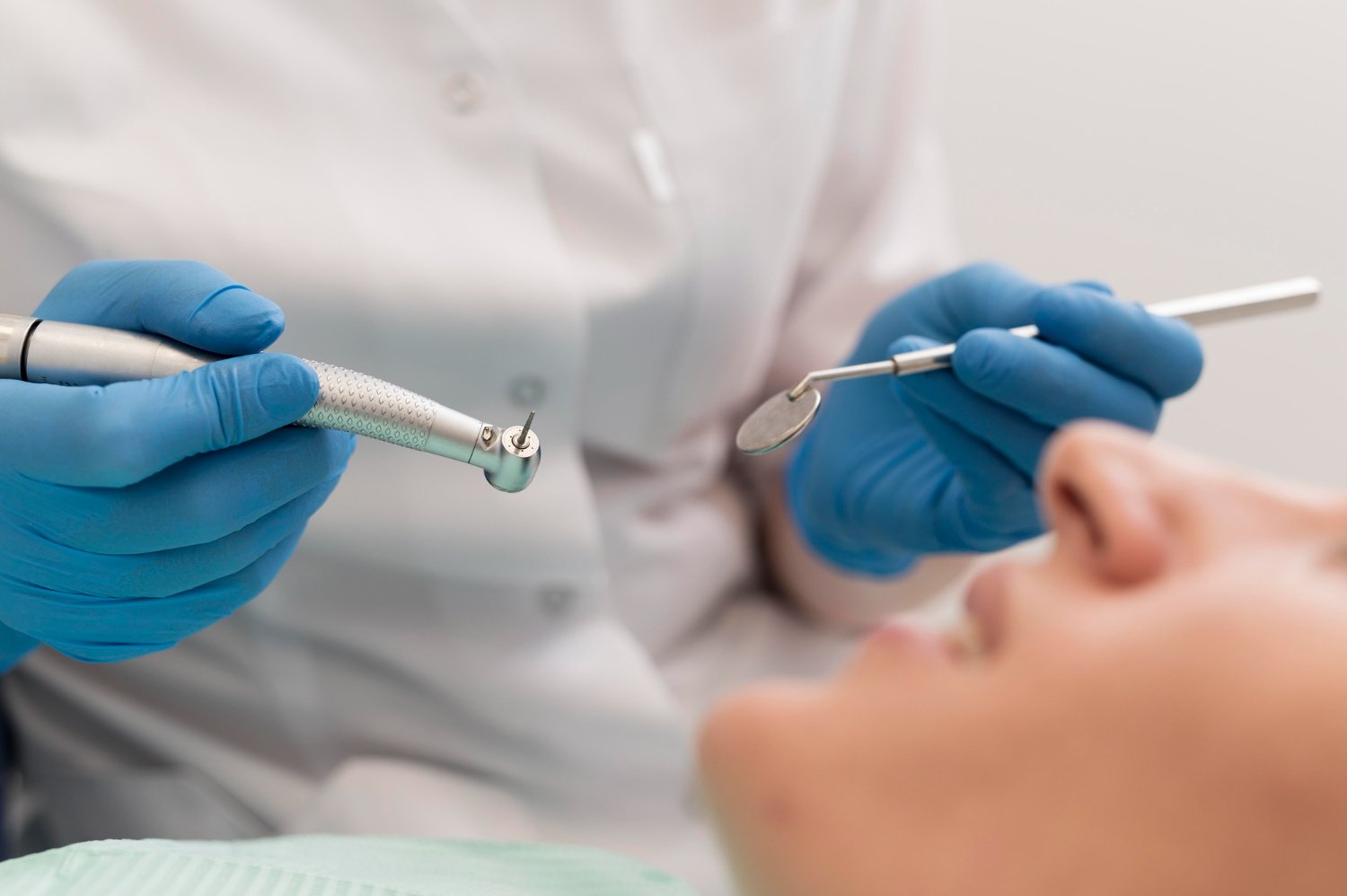 Odontólogo realizando limpieza dental profesional en clínica de Cumbayá