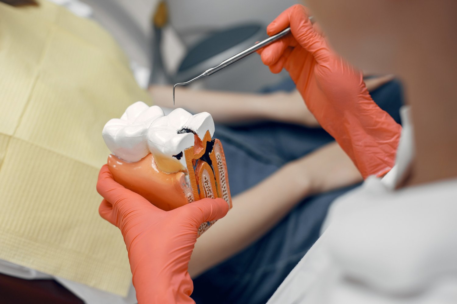 Paciente recibiendo tratamiento de endodoncia en clínica dental de Cumbayá