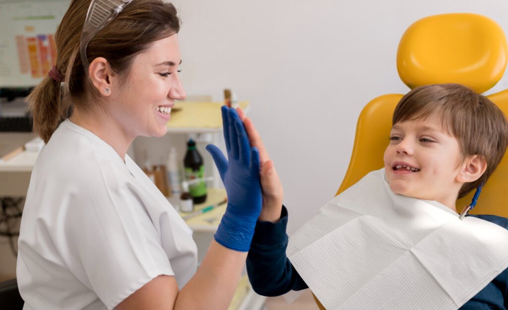 Dentista infantil revisando los dientes de un niño en Cumbayá, primera consulta de odontopediatría