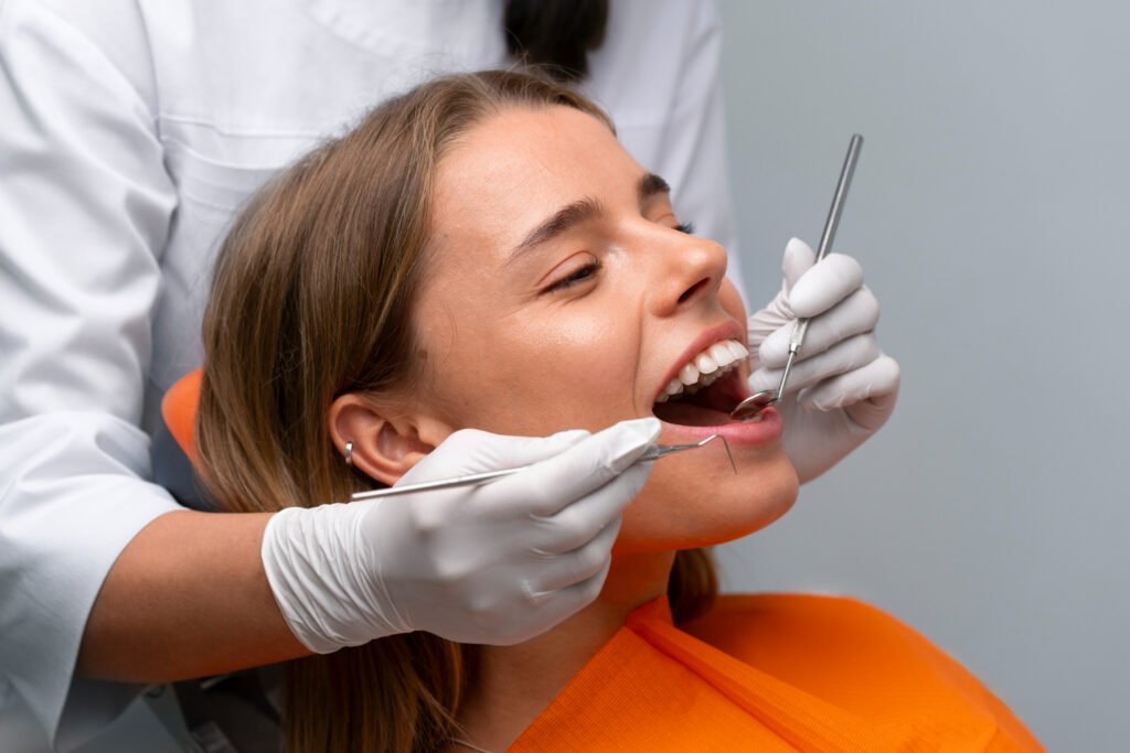 Dentista realizando tratamiento periodontal a paciente en Cumbayá