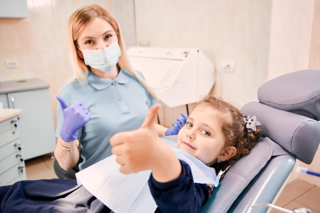 Odontólogo en Cumbayá revisando los dientes de un niño, odontopediatría segura y amigable