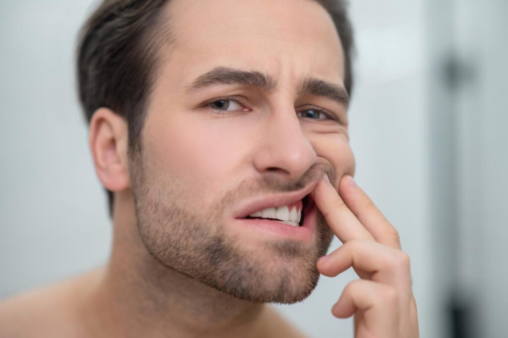 Dentista revisando encías inflamadas de un paciente en Cumbayá, cuidado periodoncia