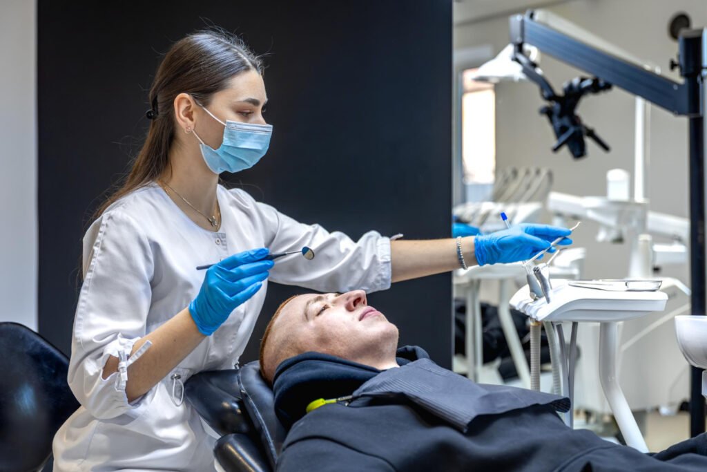 Paciente en Cumbayá recibiendo tratamiento de rehabilitación oral para reemplazar dientes faltantes