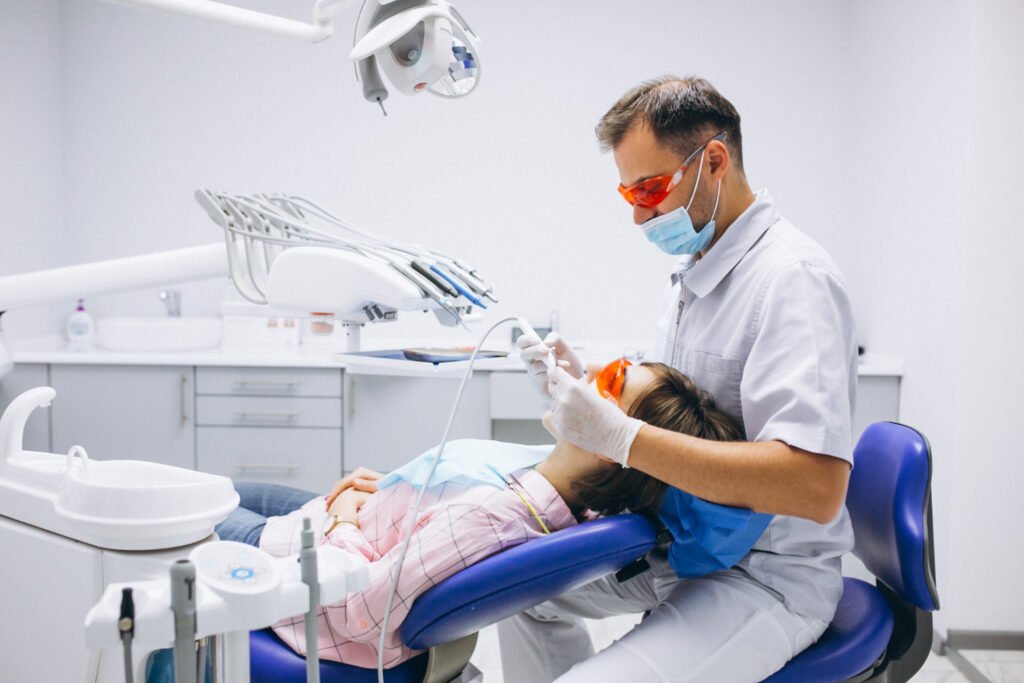 Dentista revisando los dientes de un paciente en Cumbayá, odontología general